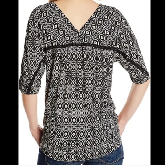Lucky Brand Black and White Hayley Geo Print V-neck 1/2 Sleeve top S - Picture 3 of 13
